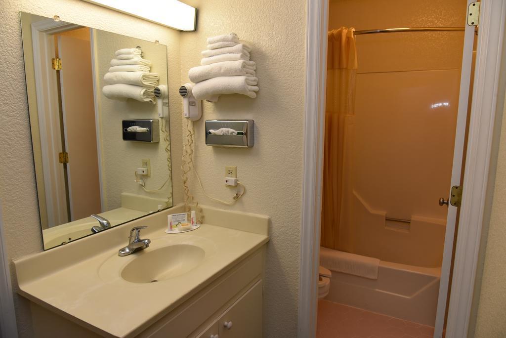 Econo Lodge Cherry Point Havelock Exteriér fotografie
